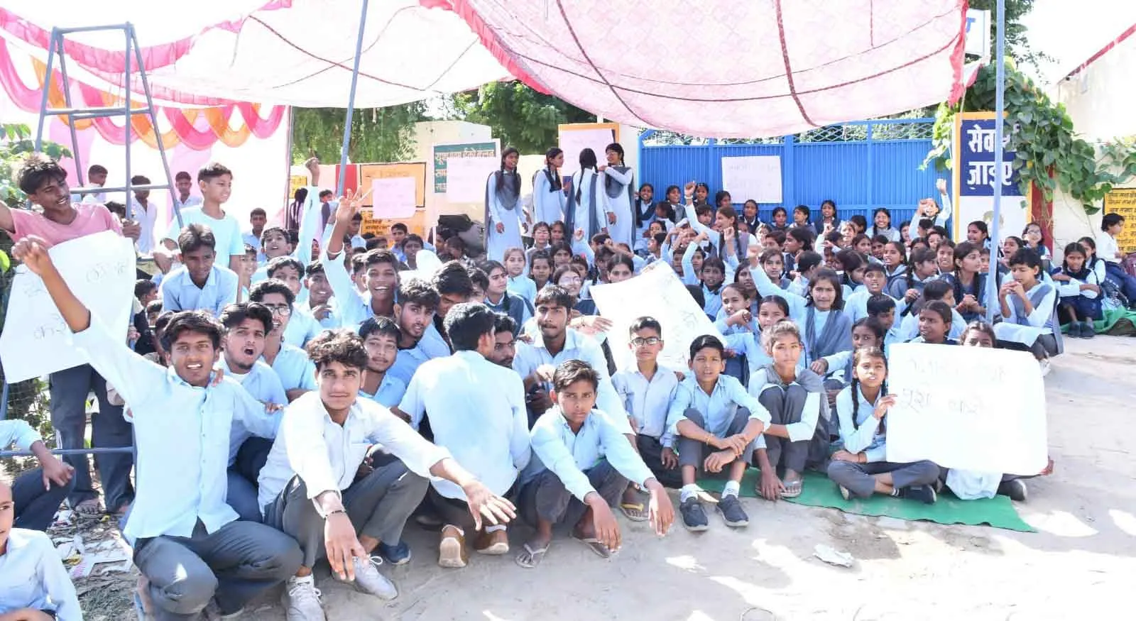 प्रधानाचार्य के स्थानांतरण का विरोध, विद्यालय पर तालाबंदी