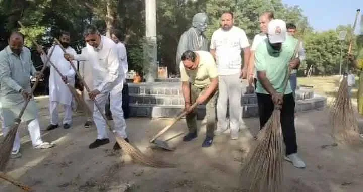 अधिकारियों व जनप्रतिनिधियों ने किया एक घंटा श्रमदान