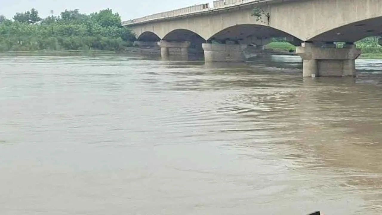 हथिनीकुंड बैराज से यमुना में छोड़ा 3.29 लाख क्यूसेक पानी, हाईअलर्ट