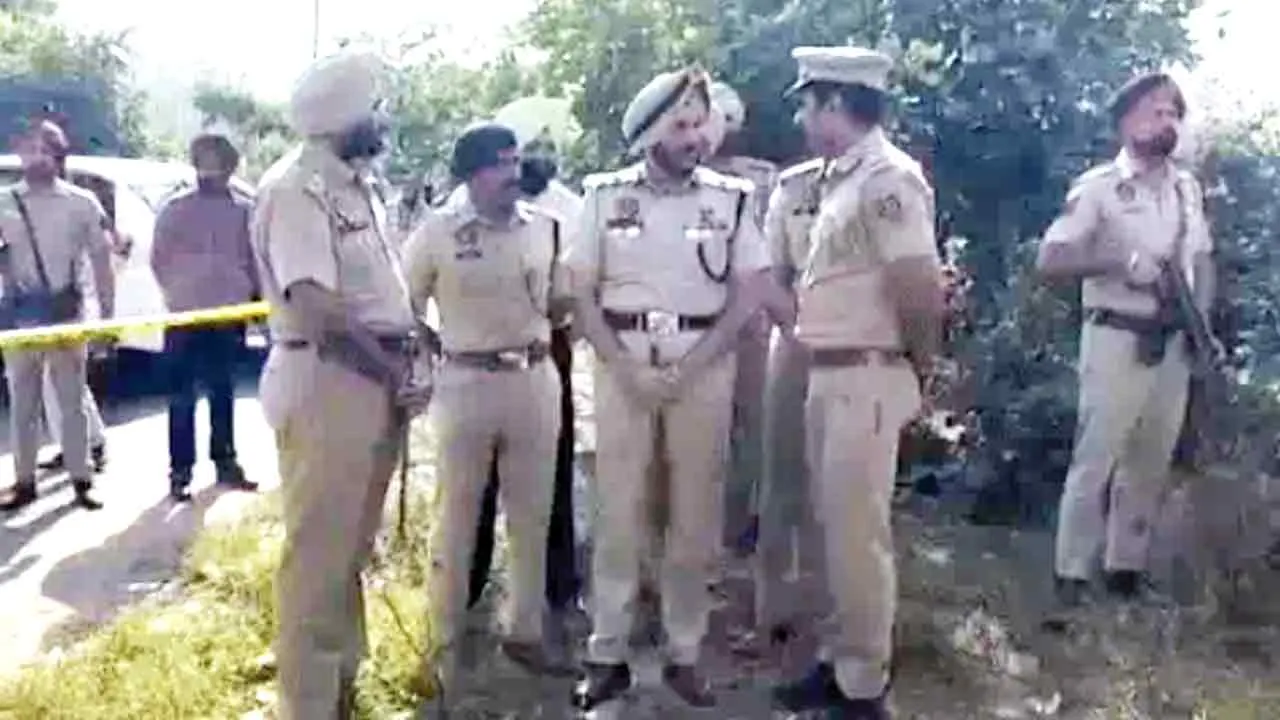 पुलिस मुठभेड़ में बदमाश घायल, पैर में लगी गोली, निशानदेही के लिए लेकर गई थी टीम