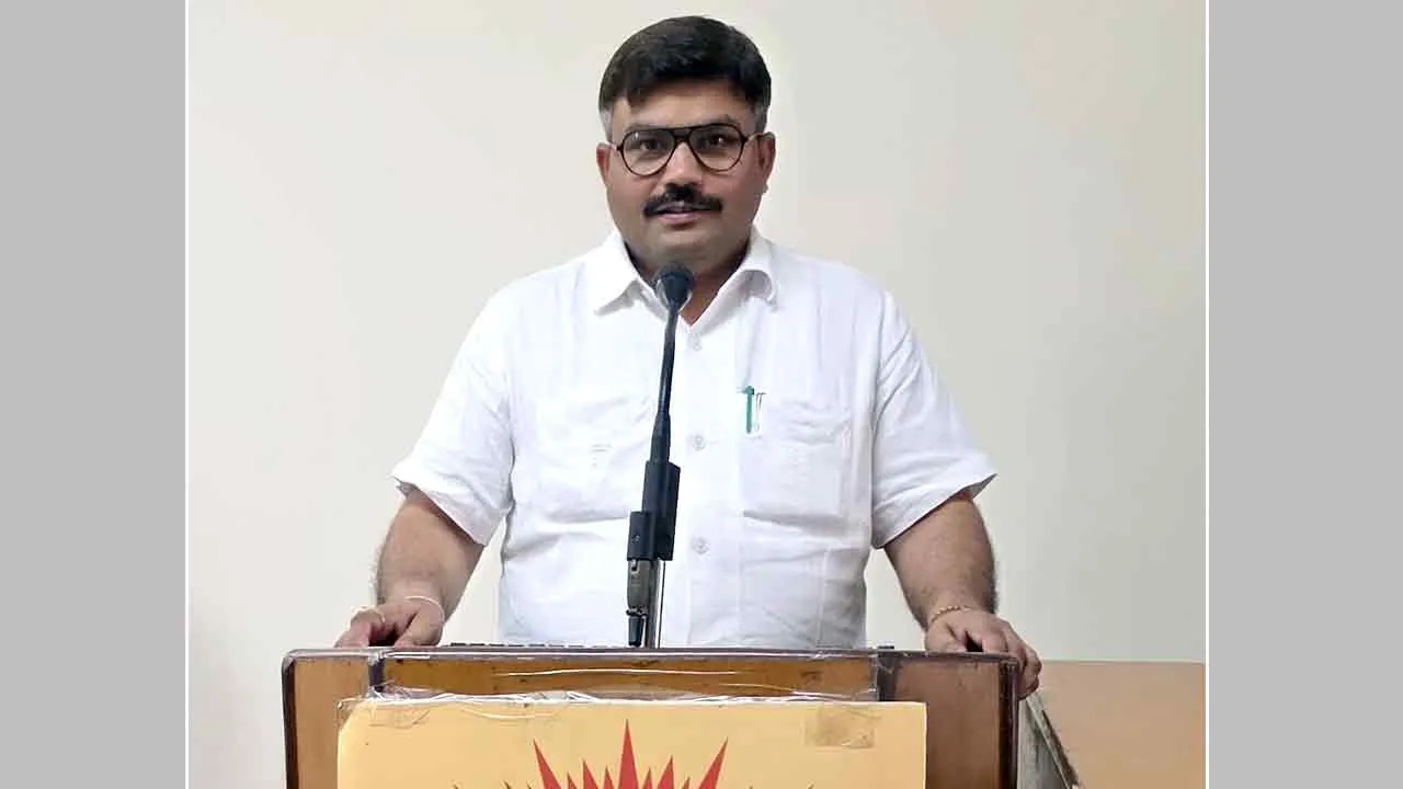 सोशल मीडिया कर रहा है बच्चों की शिक्षा क़ो बर्बाद – डॉ. प्रदीप कुमार