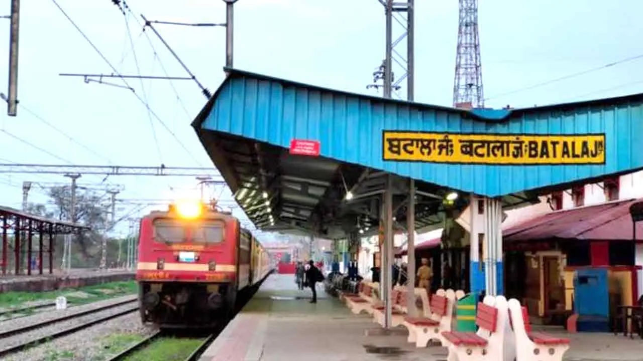 Batala Railway Station: बटाला रेलवे स्टेशन पर यात्रियों की सुरक्षा में गंभीर चूक