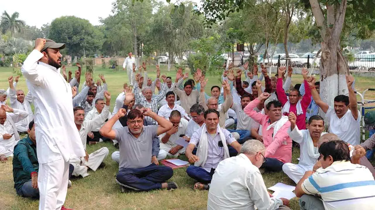 भिवानी व दादरी जिलों के पैक्स कर्मचारियों ने काम किया बंद, धरने पर बैठे