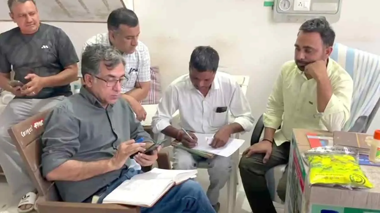 CM Flying Raid: सीएम फ्लाईंग की रेड में खुलासा दुकान में डीएपी के 172 व यूरिया के 1445 कटे कम मिले