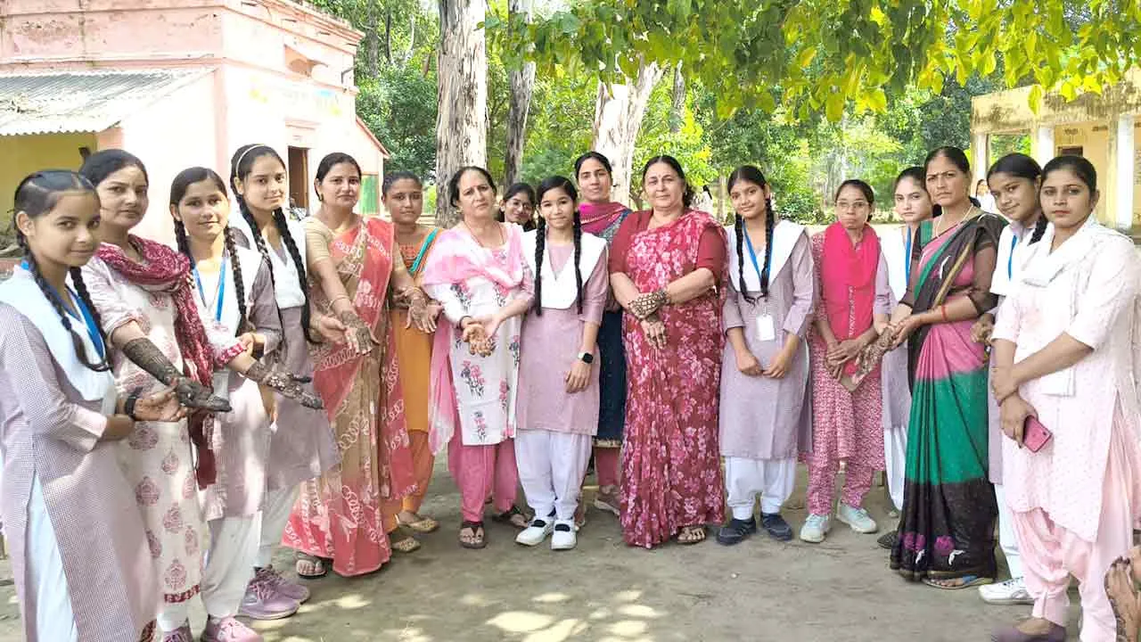 मेंहदी लगाकर छात्राओं ने दिखाई अपनी कला की झलक