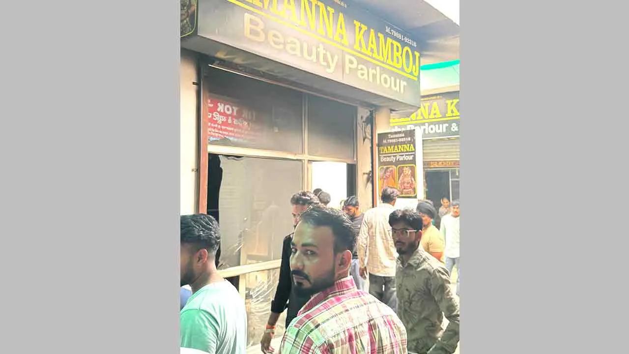 तमन्ना ब्यूटी पार्लर व बुटीक जलकर राख, 10 लाख से अधिक का नुकसान