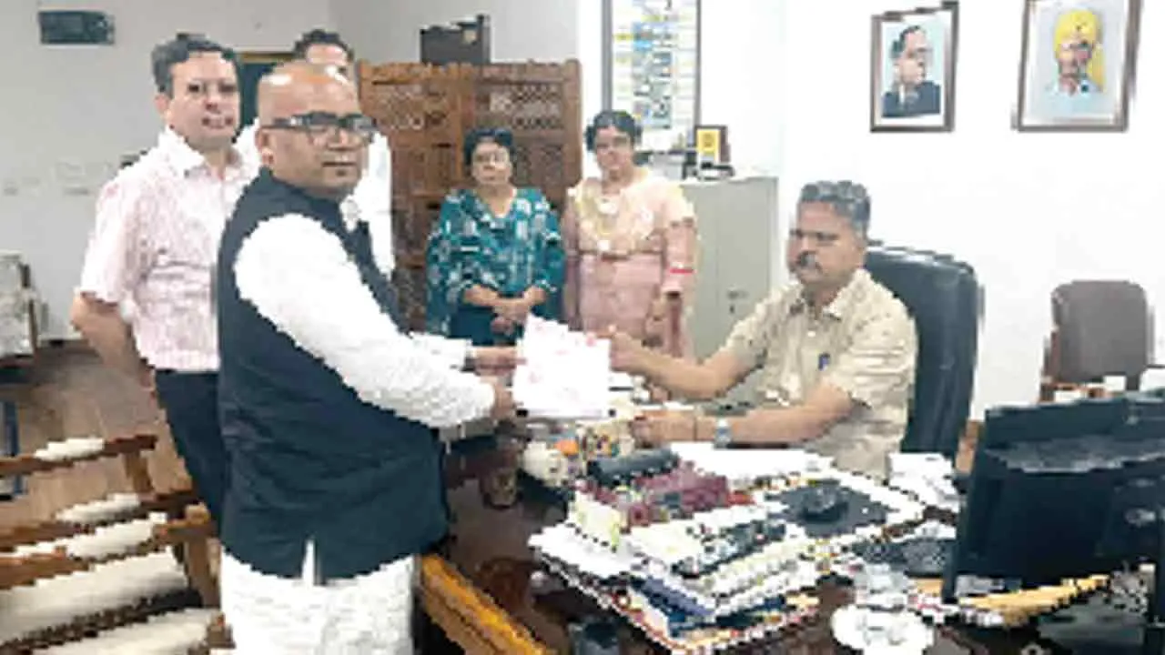 राज्यसभा चुनाव मैदान में उतरे नवनीत चतुर्वेदी, 10 आप विधायकों का समर्थन मिलने का दावा