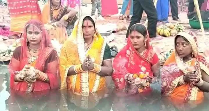 Chhath Mahaparva 2025: रात्रि जागरण में छठ मइया के भजनों पर झूमे श्रद्धालु, शिव तांडव नृत्य ने किया मंत्रमुग्ध
