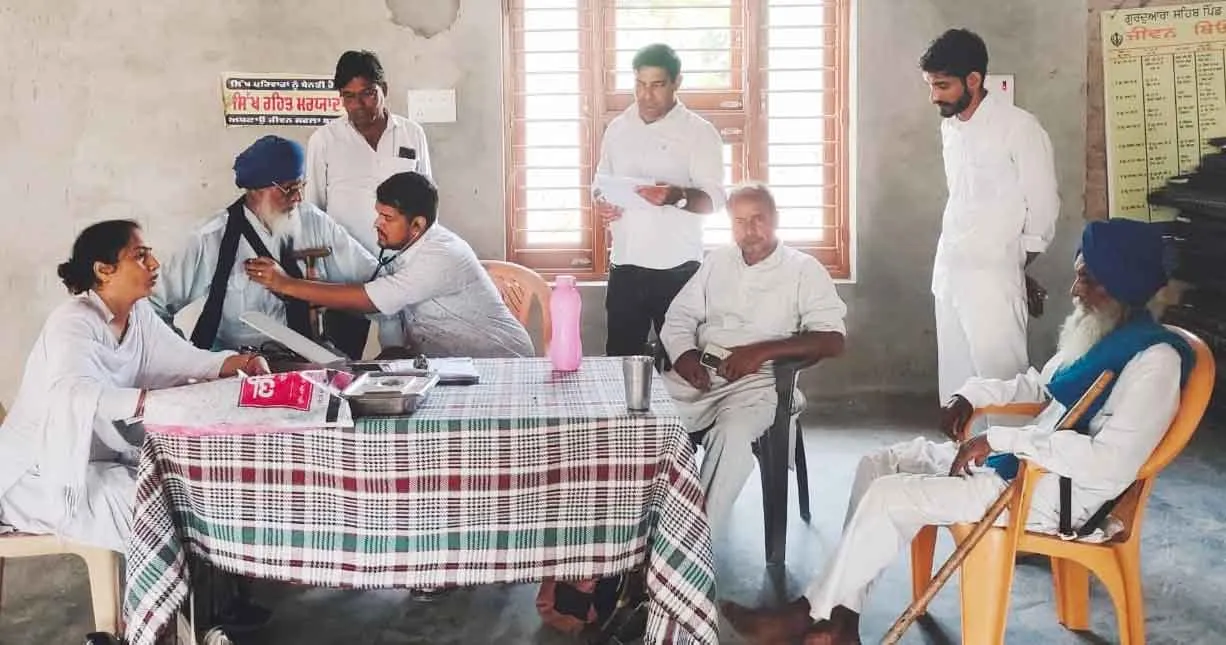 Free Medical Consultation Camp: टीम ने 48 मरीजों की जांच कर किया इलाज