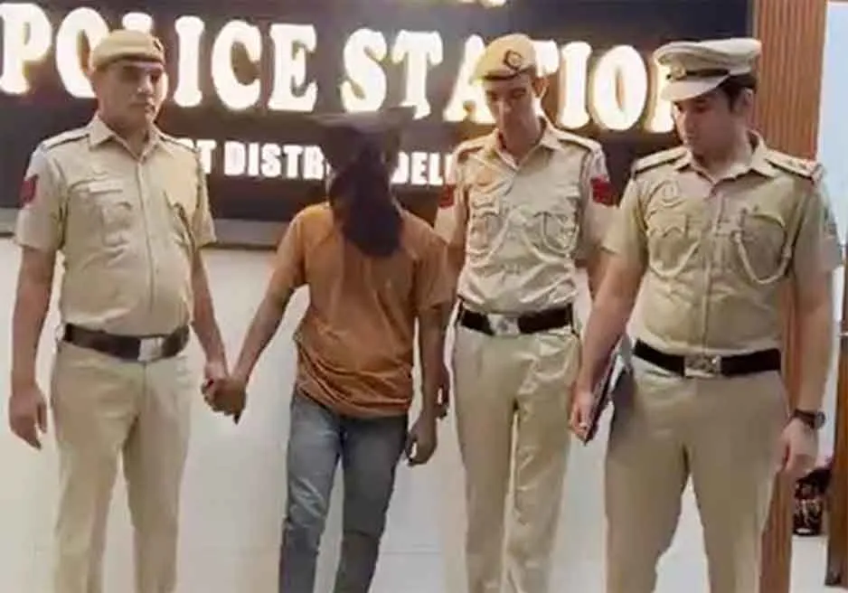 Delhi: फर्जी प्रोफाइल से महिलाओं को ब्लैकमेल करने वाला आरोपी लखनऊ से धरा गया