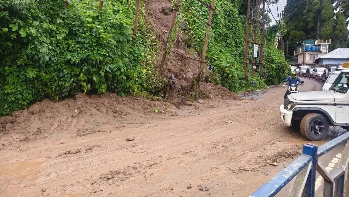 Darjeeling landslide Update: दार्जिलिंग में बादल फटने व भारी बारिश से भारी भरकम तबाही, सड़कें बह गई, घर ध्वस्त