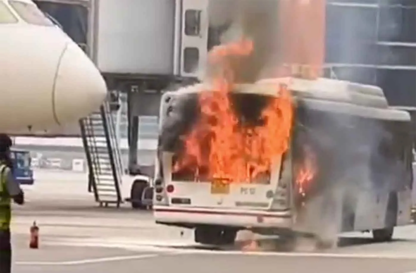 IGI Airport Bus Fire: दिल्ली हवाई अड्डे पर एयर इंडिया की बस में लगी आग, मची अफरा तफरी