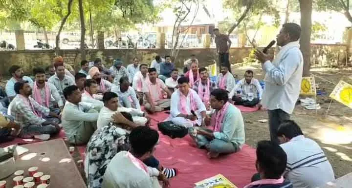 विद्युत कर्मचारियों ने शुरू किया बेमियादी धरना