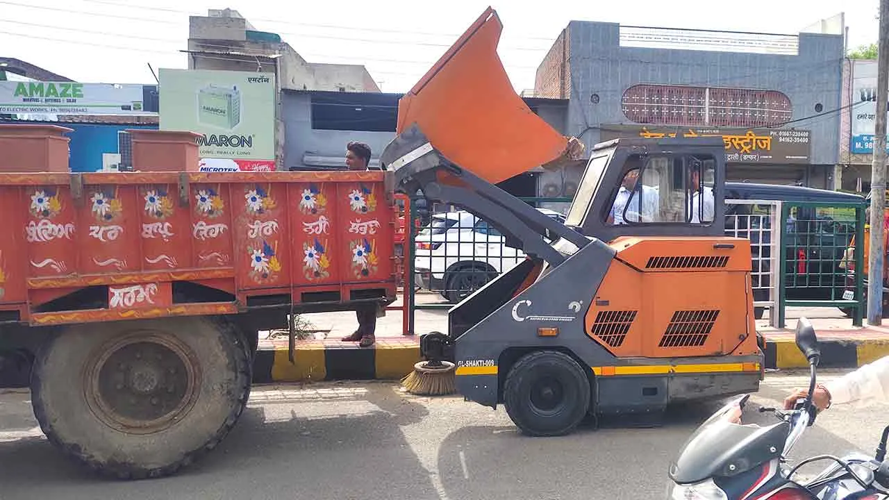 40 लाख की हाईटेक सफाई मशीन का फतेहाबाद में हुआ ट्रायल