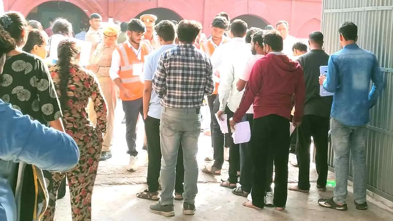 जिले में सख्ती के बीच कराई जा रही हैं पीसीएस प्री की परीक्षा