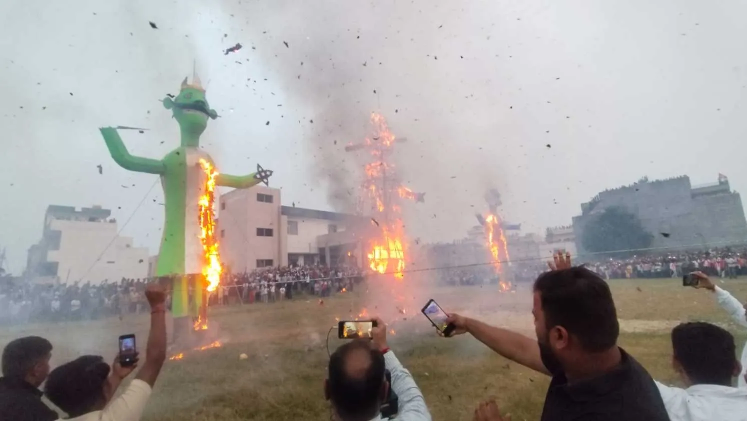 घरौंडा में धूमधाम से मना दशहरा, रावण दहन देख उमड़े हजारों लोग