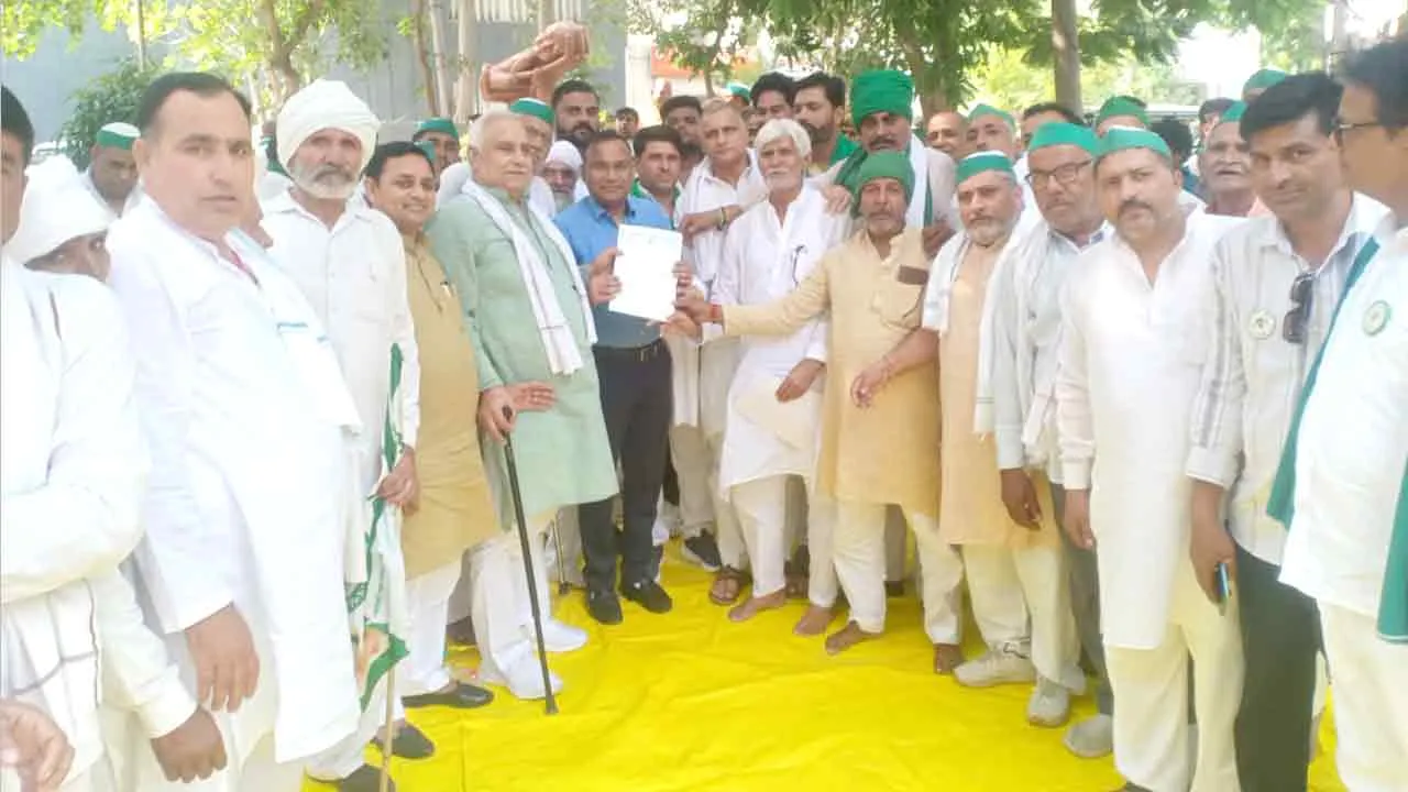 गाजियाबाद में जिला मुख्यालय पर गरजा अन्नदाता, कहा- “खेती घाटे का सौदा बन गई है”