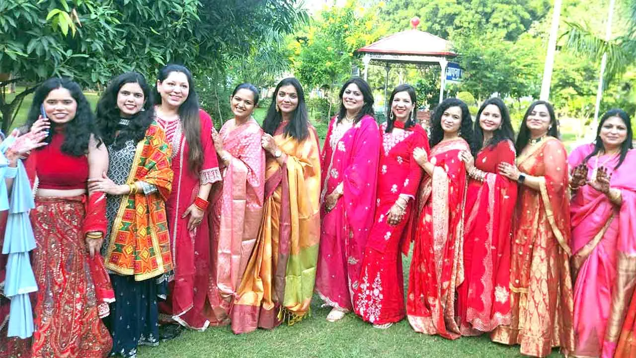 Karva Chauth: करवाचौथ पर दुल्हन की तरह सजीं सुहागिनों ने की पति की दीघार्यु की कामना