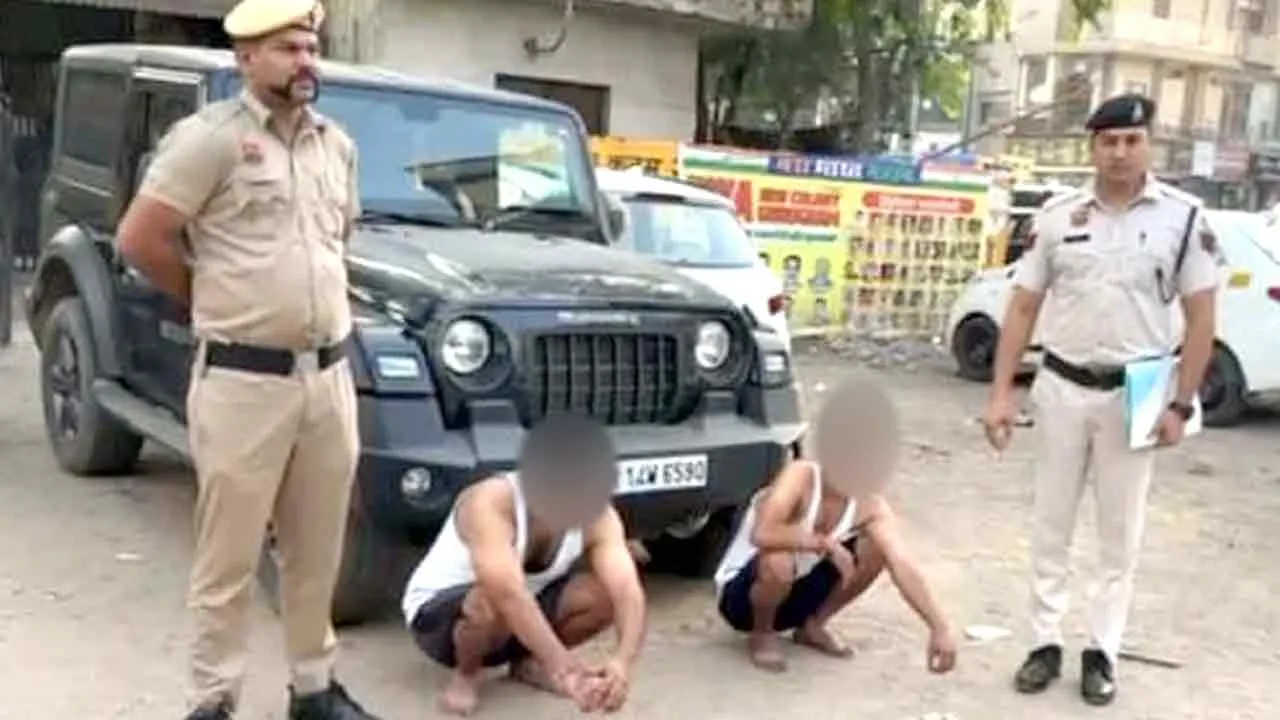 चलती थार गाड़ी की खिड़की से पेशाब करने वाला व गाड़ी चालक काबू