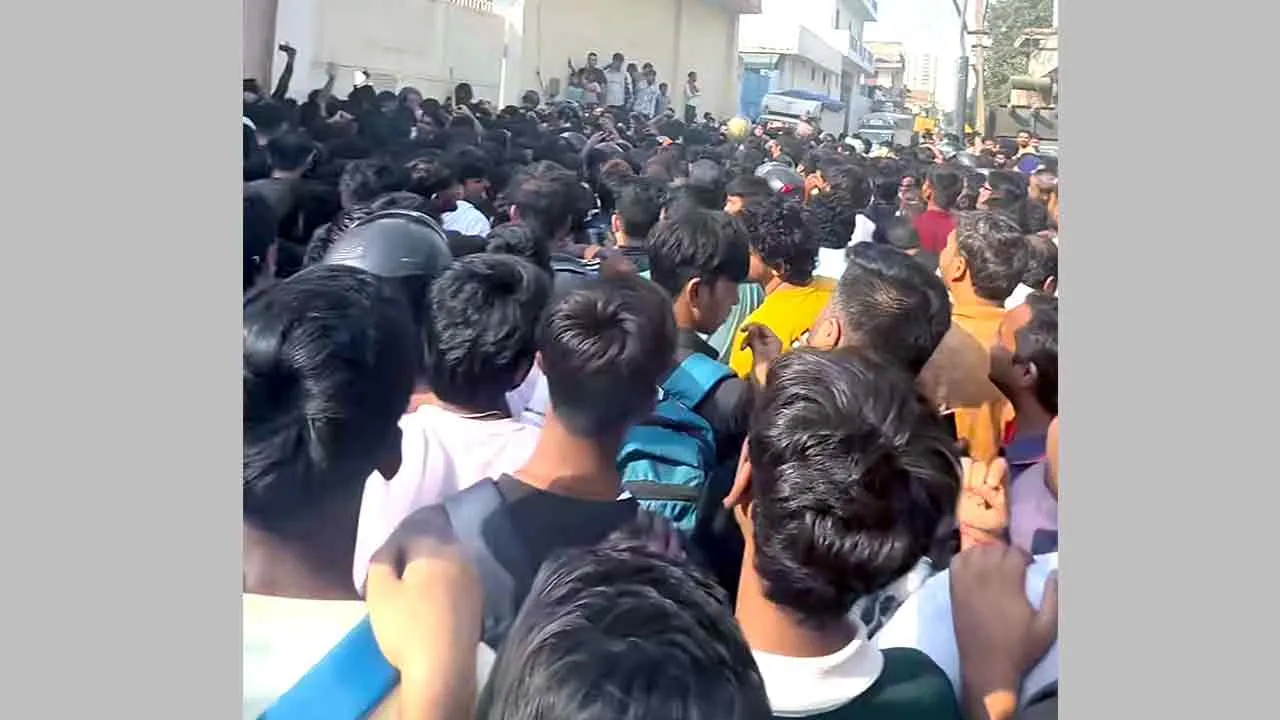 गुरुग्राम में पटाखा गोदामों में के बाहर लगी भीड़