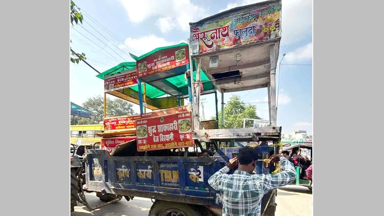 गुरुग्राम नगर निगम ने सार्वजनिक स्थलों से हटाए गए अवैध ढाबे, खोखे व रेहड़ियां