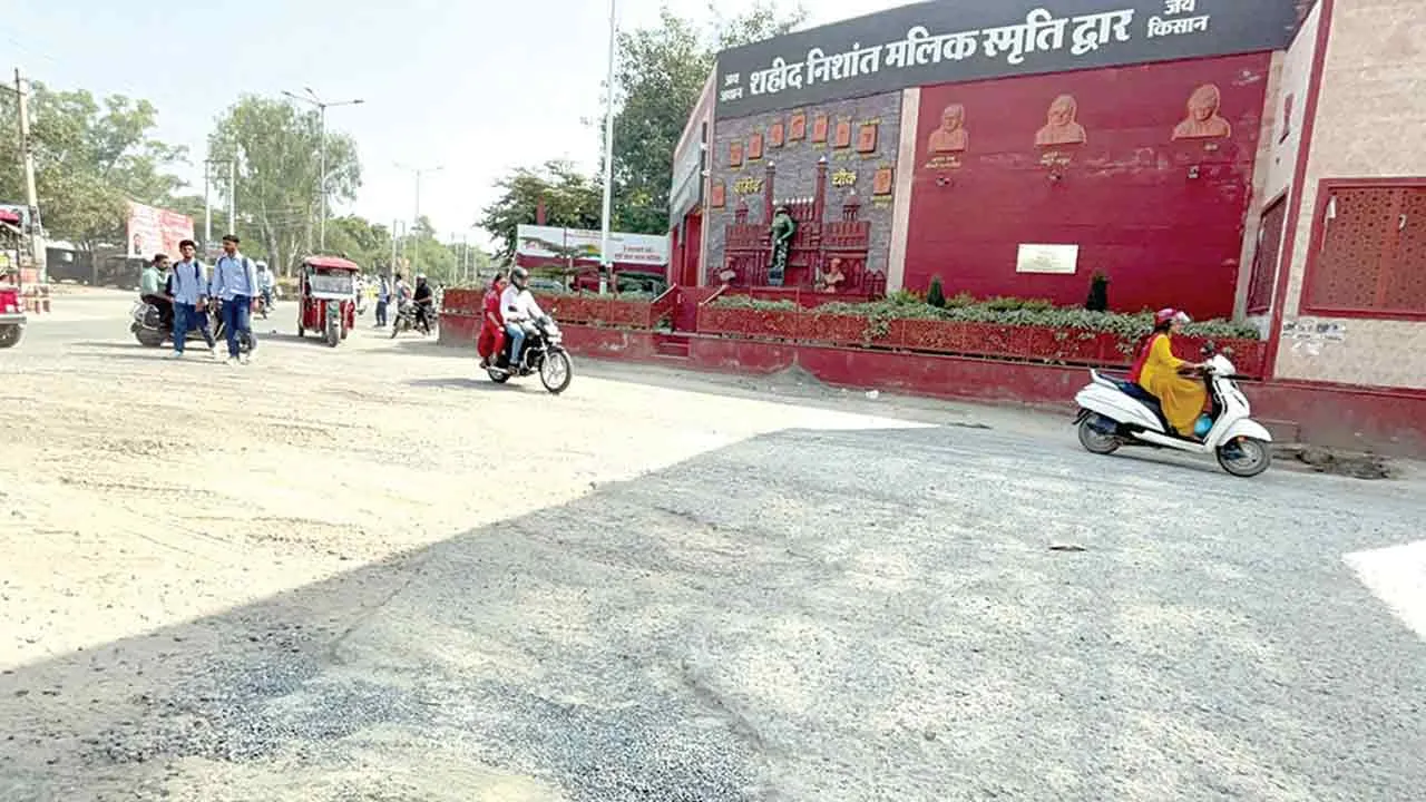 हांसी में शहीद चौक की उपेक्षा- धूल, गड्ढे और पानी ने छीन ली शहर के गौरव स्थल की चमक