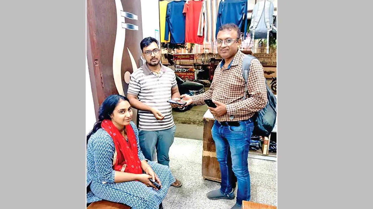 ईमानदारी की मिसाल: लुधियाना-हिसार ट्रेन में मिला कीमती मोबाइल लौटाकर सेवादार बना मिसाल