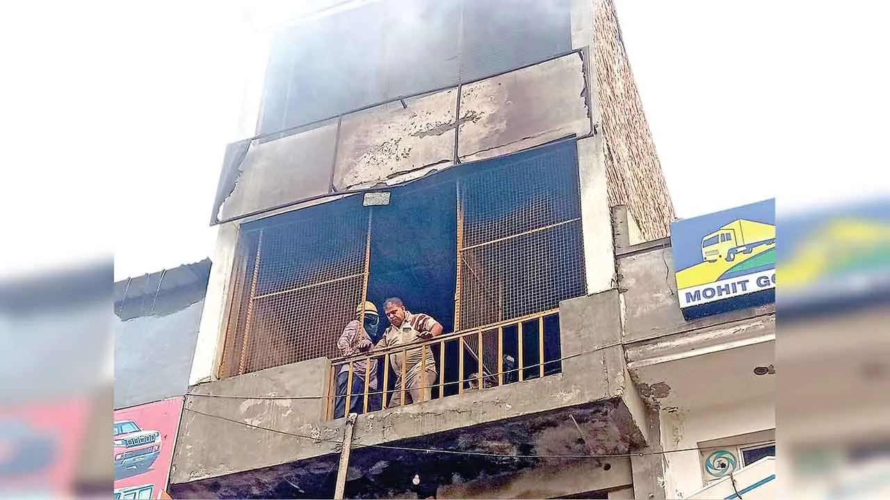 हिसार की ऑटो मार्केट में लगी भीषण आग पर डेरा सेवादारों के सहयोग से पाया काबू
