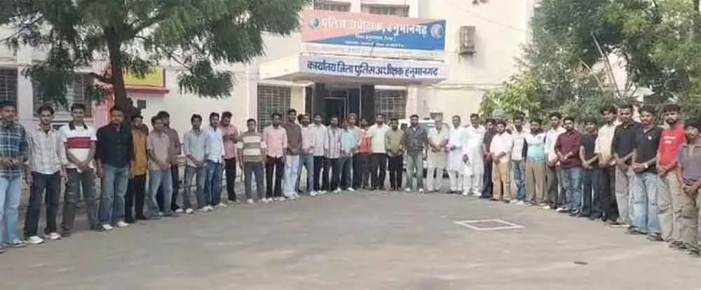 खाने के रुपए मांगे तो होटल में की तोड़फोड़!
