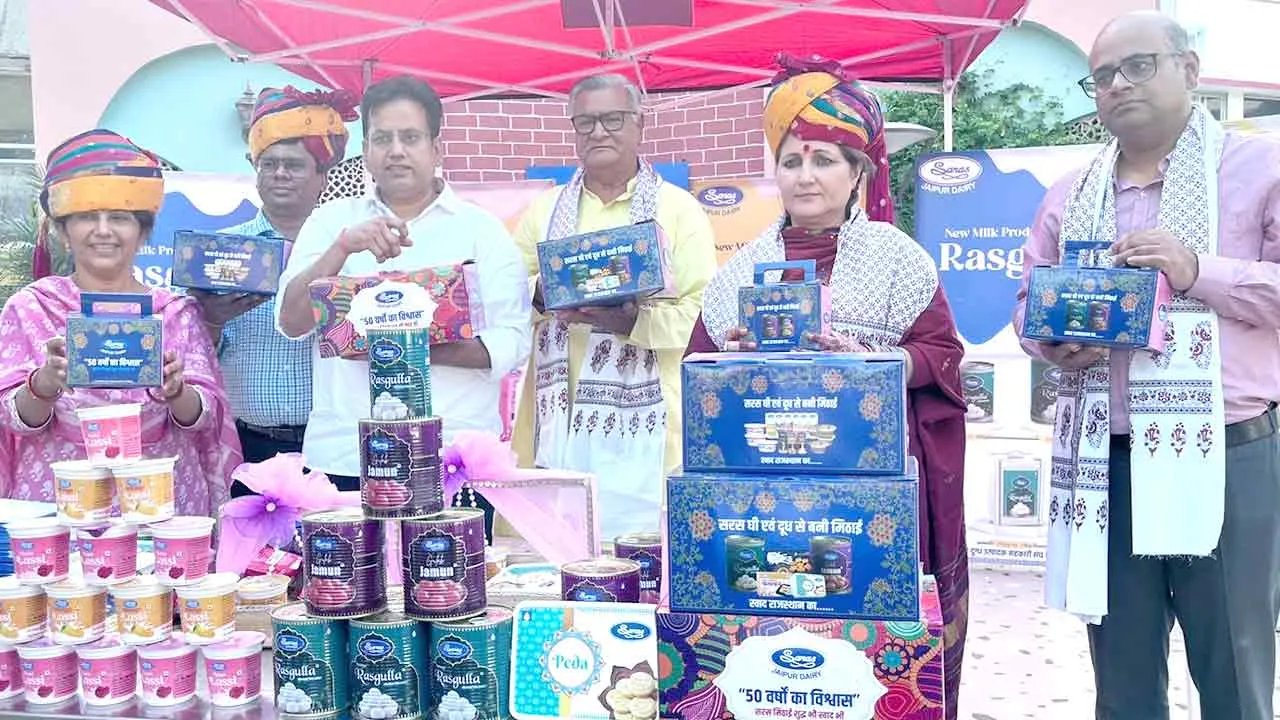 Saras Dairy: सरस की नई मिठाई श्रृंखला का शुभारंभ