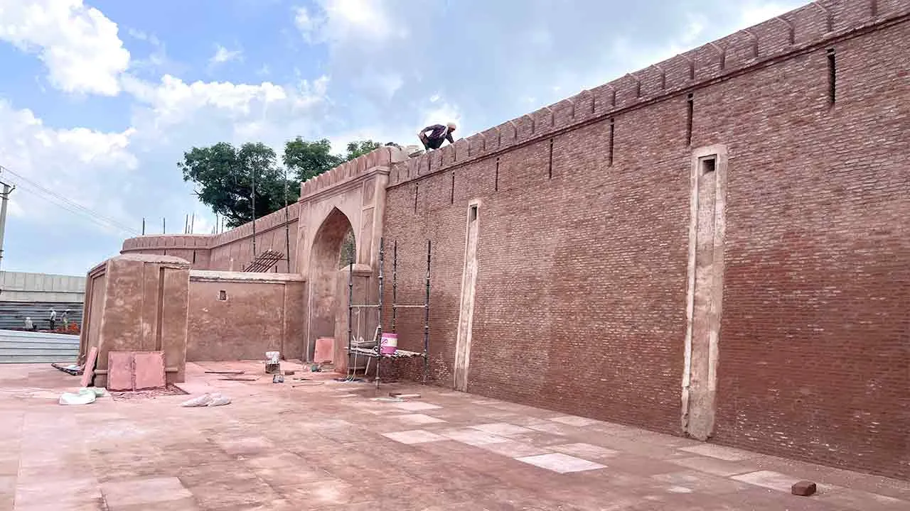 1854 में बने किलाजफरगढ़ के किले की सवा चार करोड़ से बदलेगी सूरत, राजस्थान से आए कारीगर जुटे