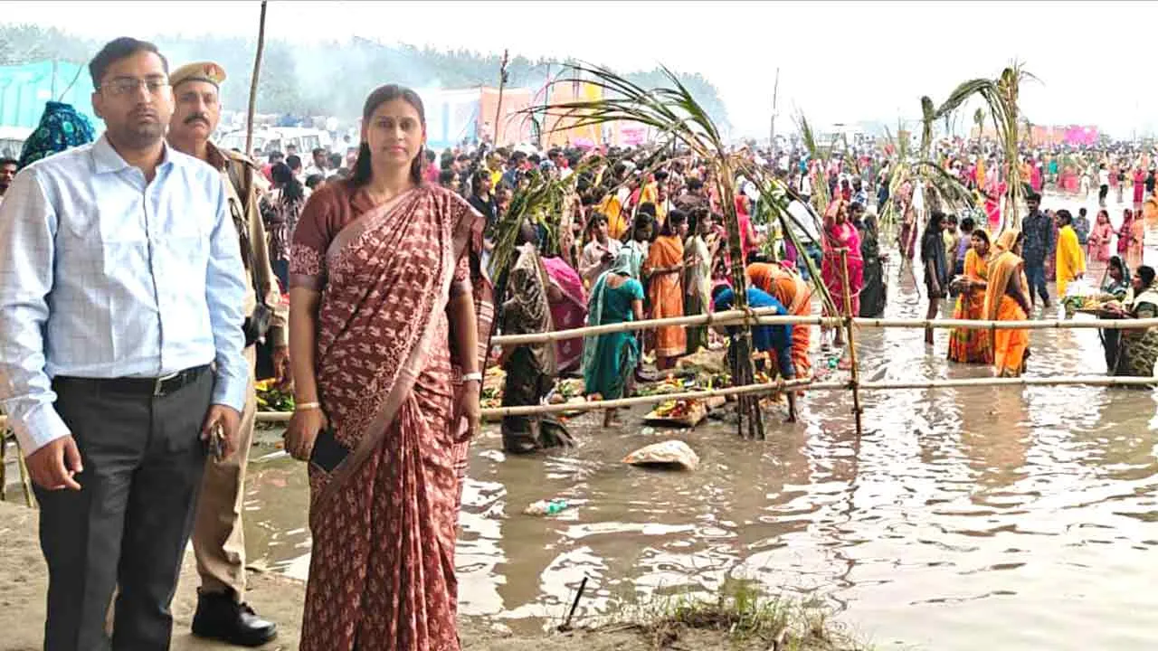 Chhath Puja: छठ पूजा पर्व पर यमुना नदी पर उमड़ी श्रद्धालुओं की भीड़