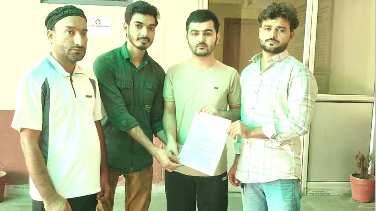 रोडवेज बस स्टेशन पर बदहाल पड़े शौचालय को ठीक कराने की मांग