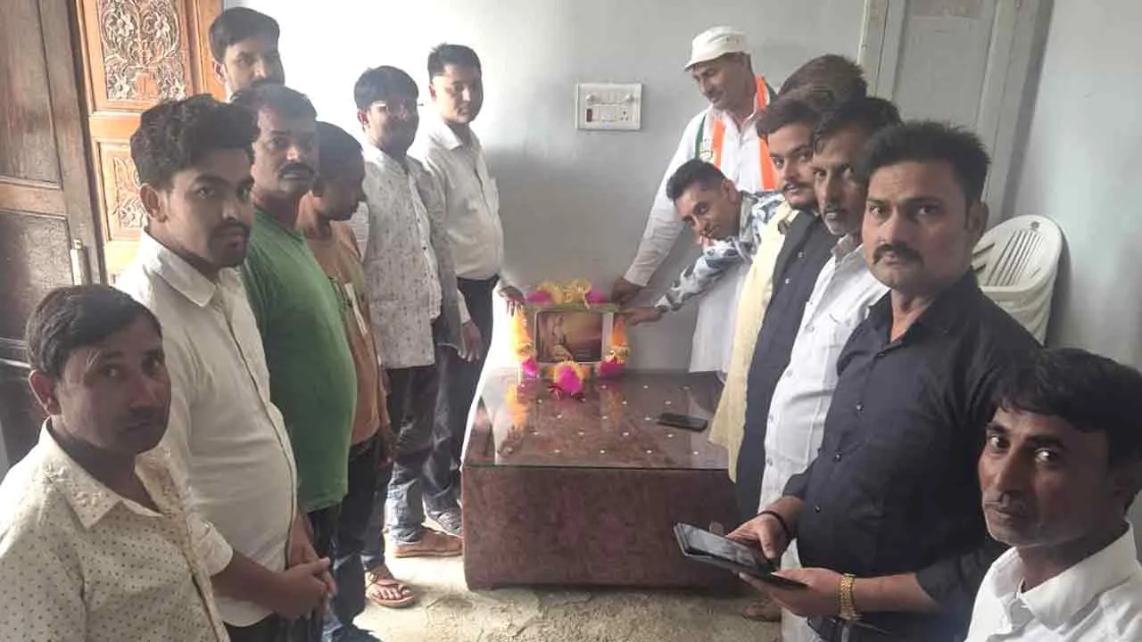 Valmiki Jayanti: कांग्रेसियों ने मनाई वाल्मीकि जयंती, अर्पित किए श्रद्धासुमन