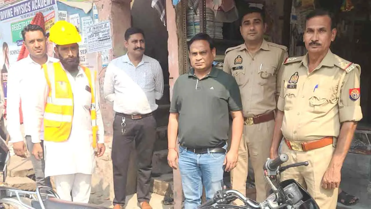 मदरसा मार्किट में विजिलेंस व विद्युत विभाग की छापेमारी, चार दुकानों में पकड़ी चोरी