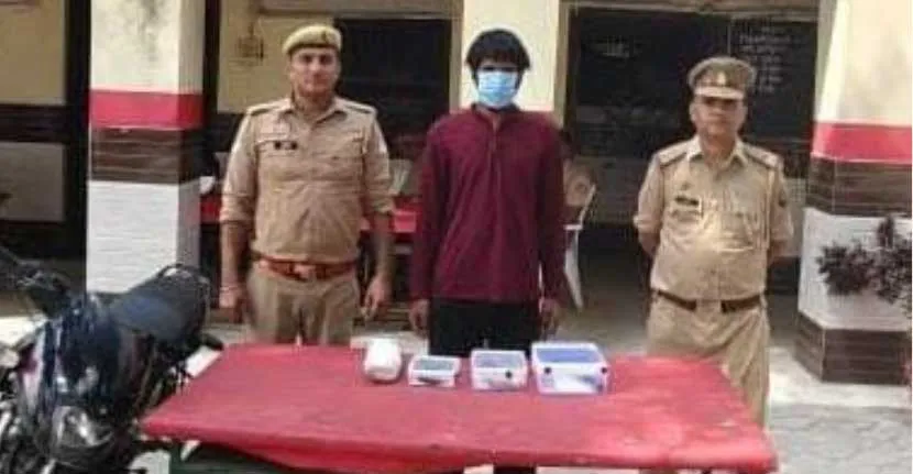 अवैध हथियार तस्कर गिरफ्तार, पिस्टल-तमंचे व बाइक बरामद