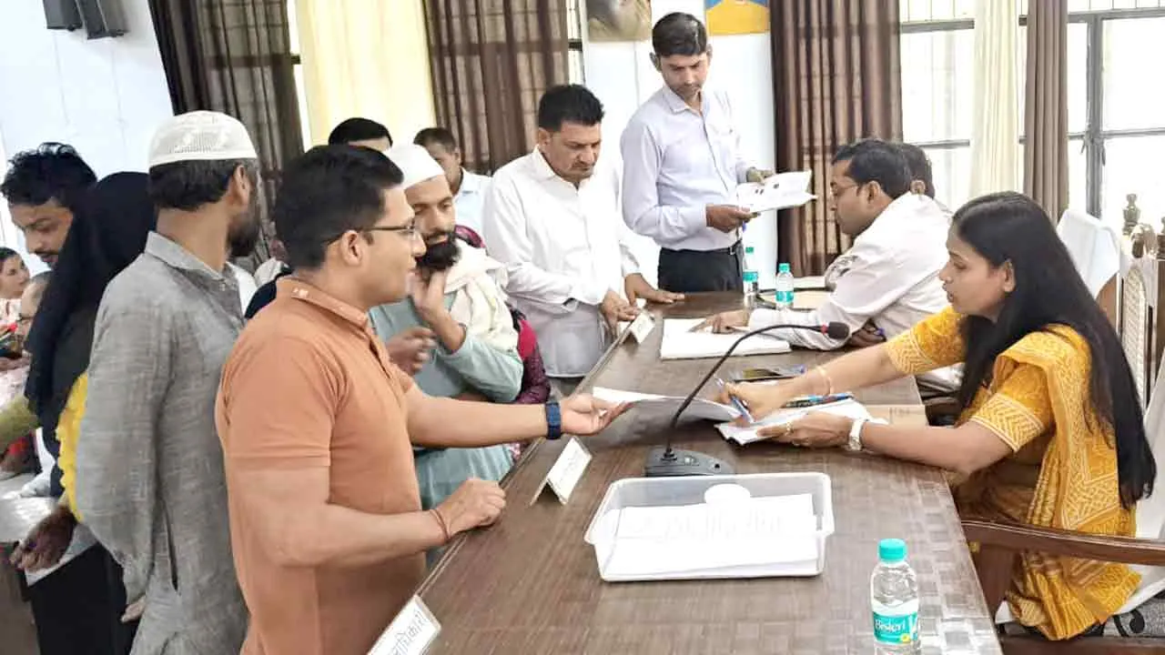 कैराना में एडीएम सत्येंद्र कुमार सिंह ने सुनी जनसमस्याएं, दिए निर्देश