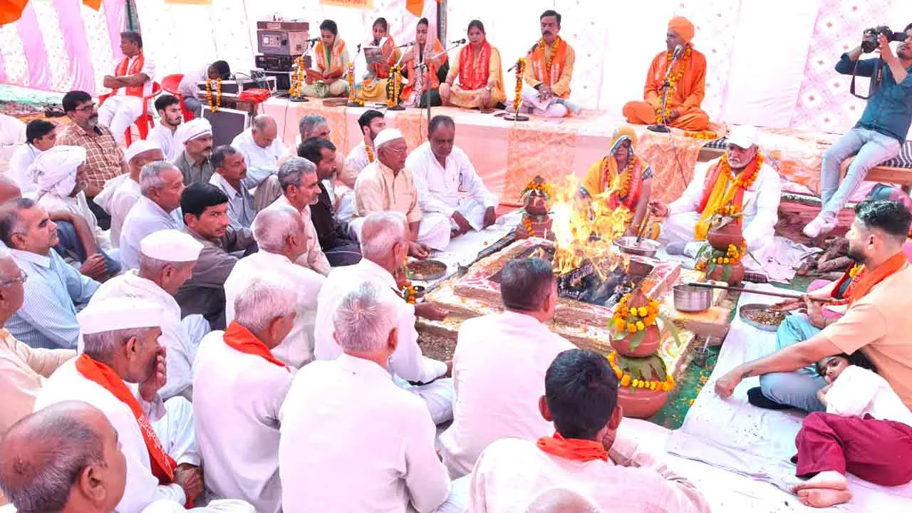 वैदिक मंत्रोच्चारण से गूंज उठा गांव निरपुडा का वातावरण