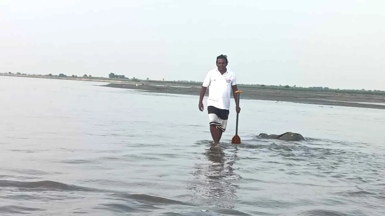 दान में मिली मोटरबोट से बच्चों को तलाश रहे गोताखोर, प्रशासन की अनदेखी से रोष