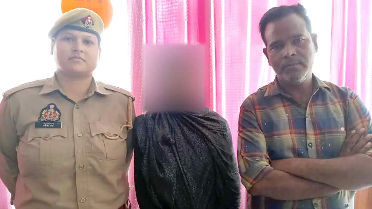 बेटे के साथ सुसाइड करने यमुना पर पहुंची महिला, पुलिस ने बचाया