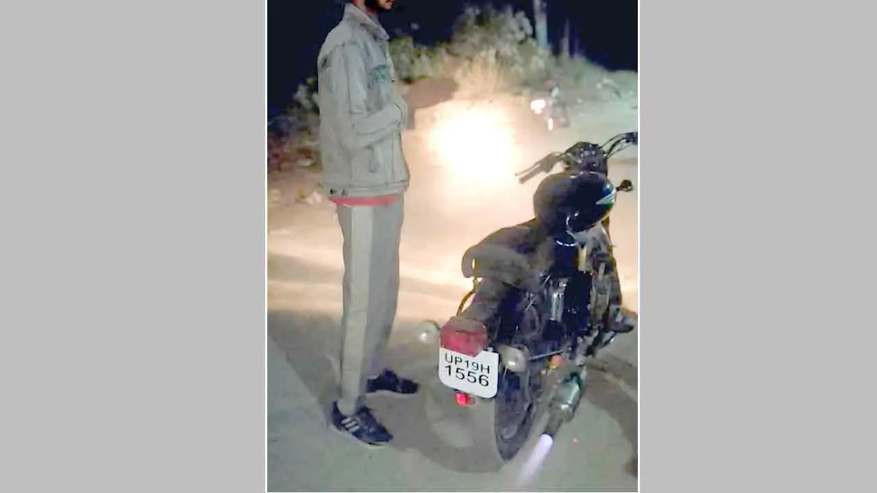 दभेड़ी खुर्द चौकी प्रभारी जितेंद्र त्यागी ने सीज की पटाखा बुलेट