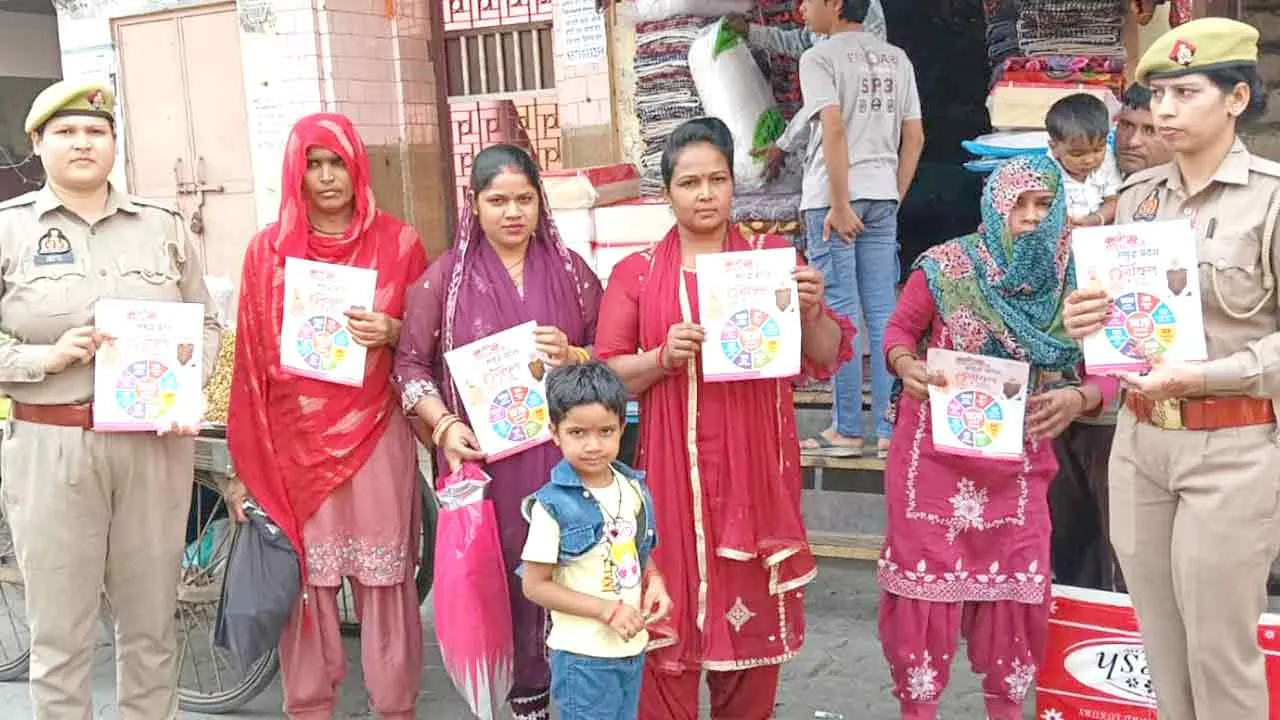 Mission Shakti बाजारों में पहुंचकर महिलाओं को बांटे पंपलेट