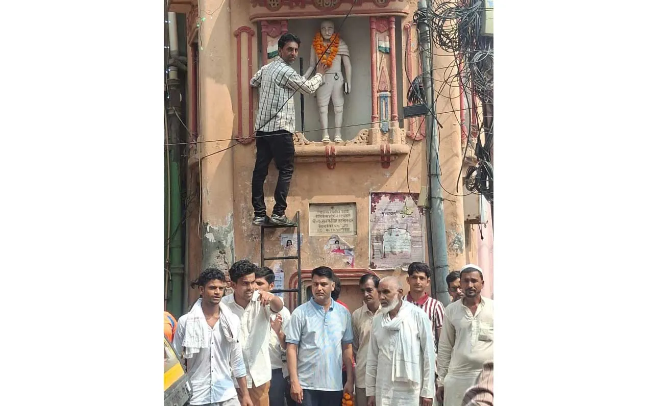 कांग्रेसियों ने गांधी व शास्त्री की प्रतिमाओं पर किया माल्यार्पण