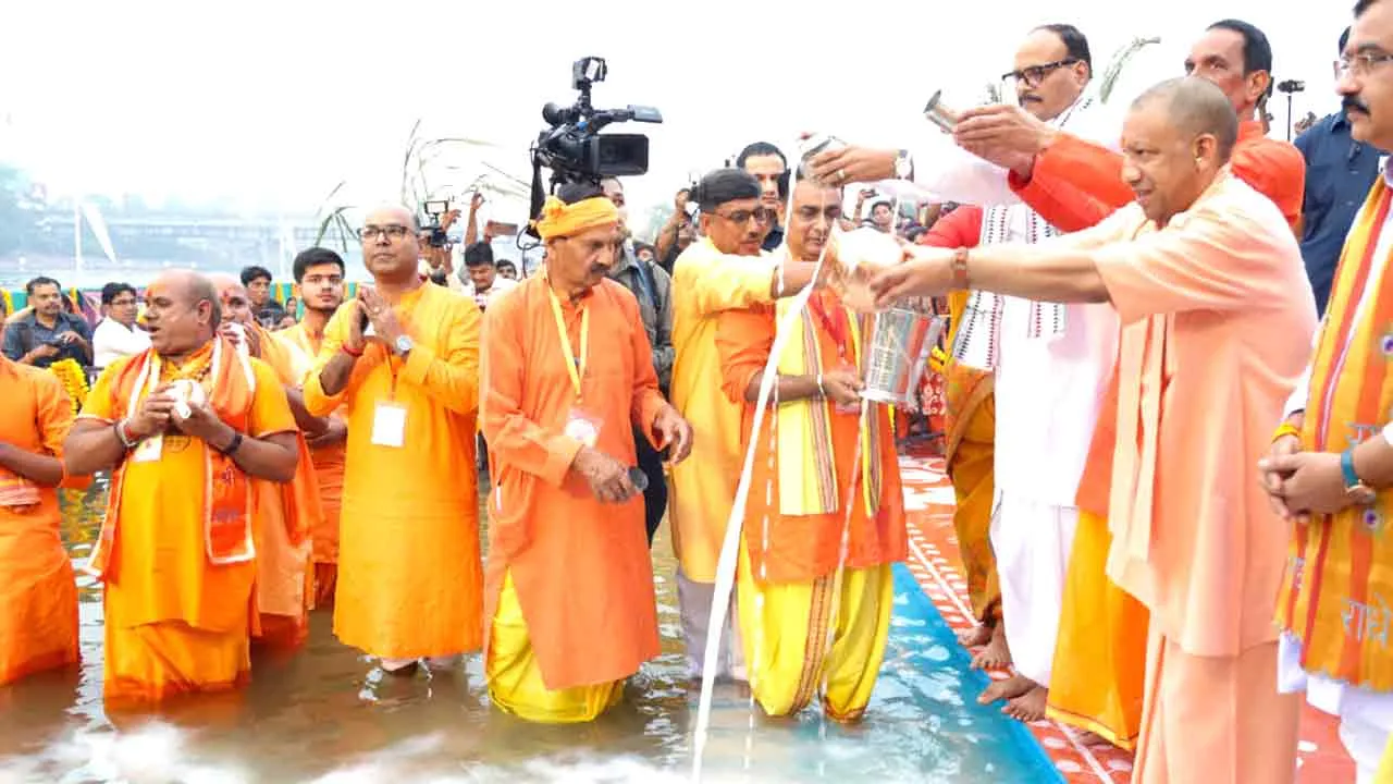 Chhath Puja: यूपी के सीएम योगी आदित्यनाथ ने छठ महापर्व पर अस्ताचलगामी सूर्य को अर्घ्य देकर की पूजा