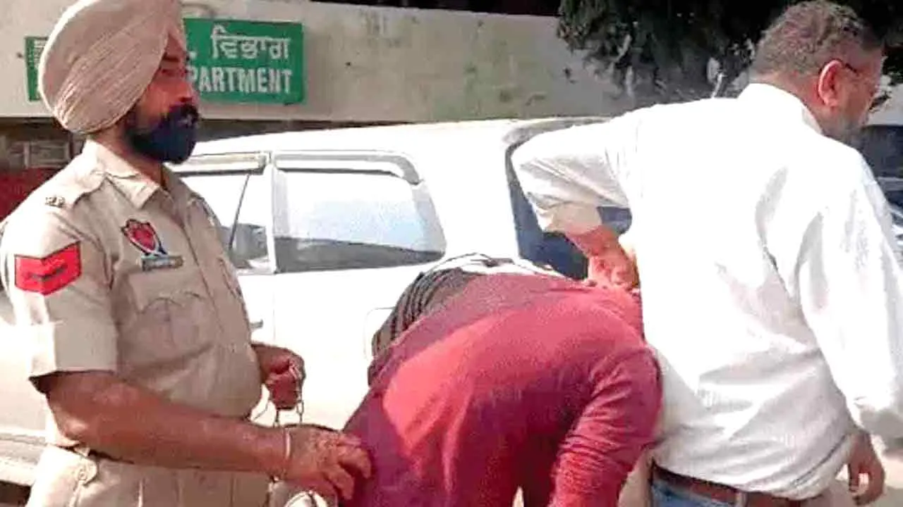 मोटरसाइकिल सवारों से हैंड ग्रेनेड बरामद, एक फरार, दूसरा साथी काबू
