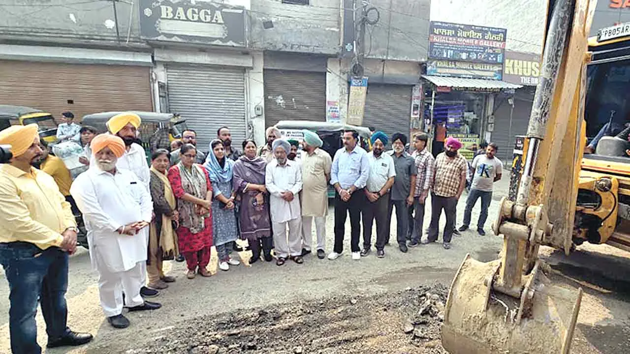 विधायक छीना ने सड़क निर्माण कार्यों का किया उद्घाटन