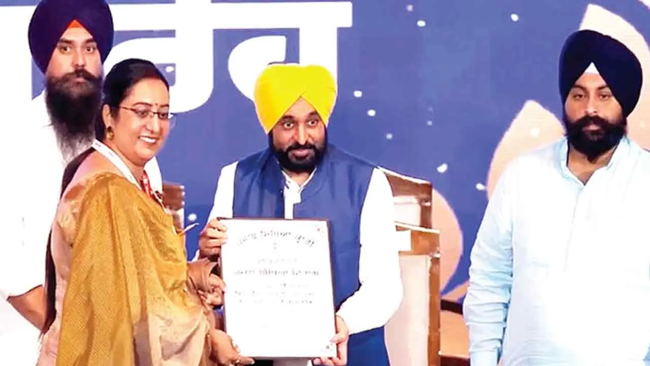 सरकारी हाई स्कूल कर्मगढ़ की मुख्य अध्यापिका डिंपल वर्मा सर्वश्रेष्ठ सम्मान ‘स्टेट अवॉर्ड’ से सम्मानित