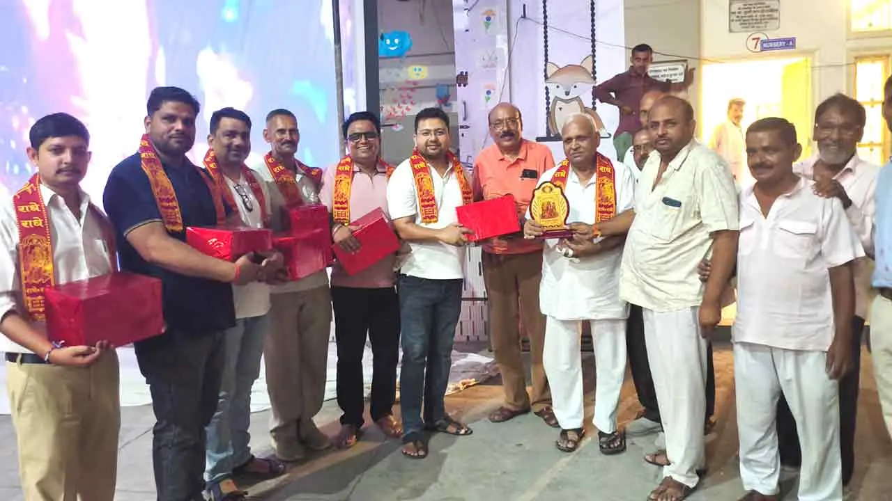 मीडिया सेंटर मीरापुर के पत्रकारों को पटका व सम्मान प्रतीक भेंट कर सम्मानित किया