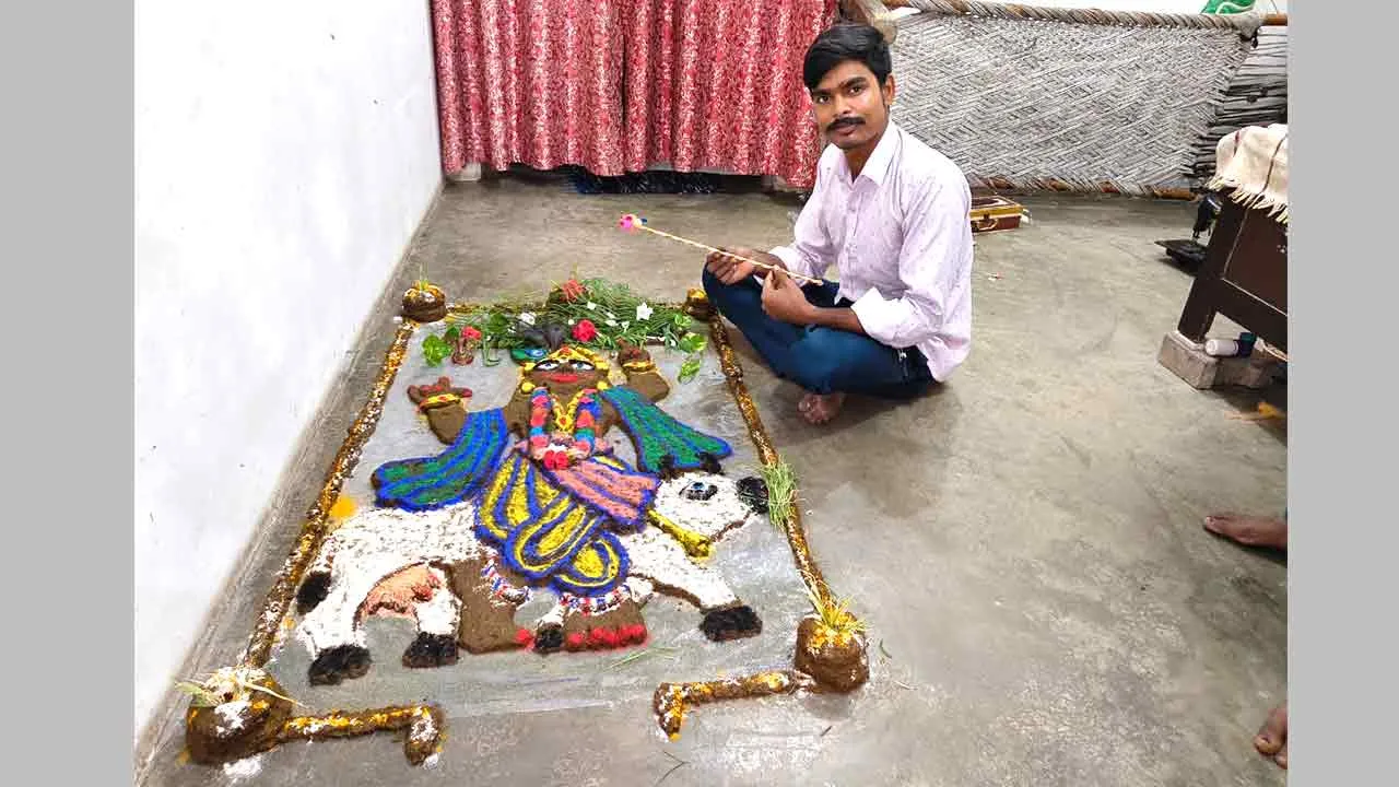 Govardhan Puja: मूक कलाकार शंकर सैनी ने गोवर्धन पूजा पर दिखाई अनोखी प्रतिभा, गोबर से बनाई भगवान श्रीकृष्ण की सुंदर झांकी