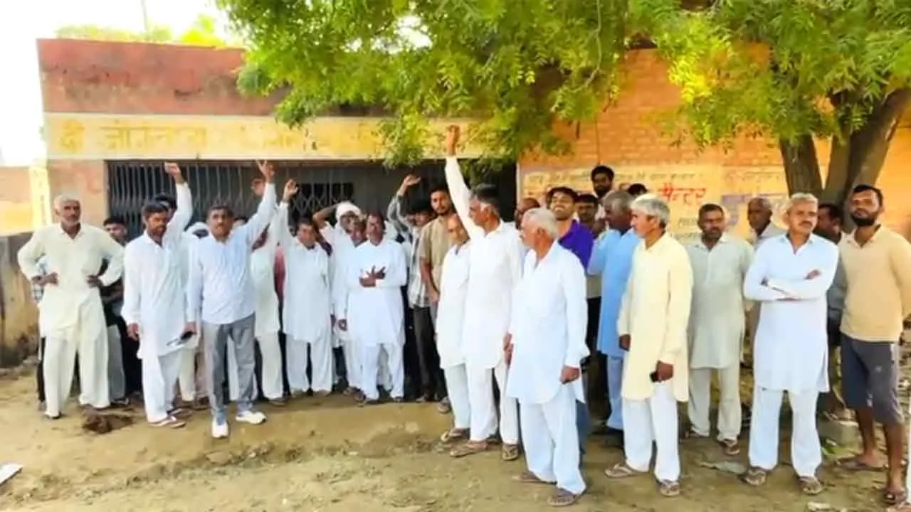 जोगीवाला में किसानों ने बिक्री केंद्र पर जड़ा ताला